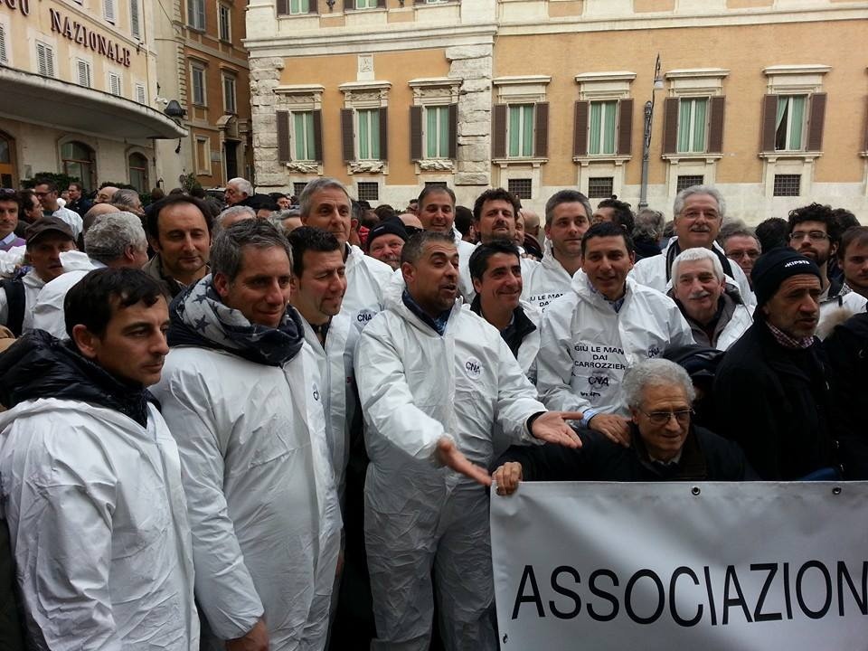 Protesta dei carrozzieri, in pullman a Roma contro la riforma Rc auto